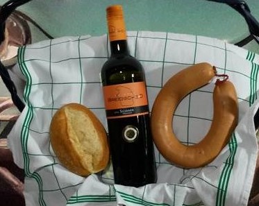 Jeder Teilnehmer obligatorischen Fleischwurstring mit einer Flasche Wein